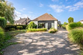<p>Een heel gunstige oriëntatie, uitstekende ligging en omgeven door groen. Dit zijn slechts 3 van de vele troeven die deze woning biedt.</p>
<p>Van zodra u binnenkomt straalt de woning meteen rust en gastvrijheid uit. De inkomhal leidt u naar de eetgelegenheid die samen met de living een open en harmonieus geheel vormt. De keuken werd recent vernieuwd en in een modern jasje gezet. Via een gang passeert u de technische ruimte waar technieken netjes zijn geordend. Achteraan is er een polyvalente ruimte die verschillende invullingen kan krijgen (bureau, speelkamer, hobbyruimte,…) met een uitstekend zicht op de groene tuin. Parallel leidt een tweede gang u naar de badkamer, die net als de keuken vernieuwd werd, en een grote slaapkamer.</p>
<p>Het volledige gelijkvloers is zodanig ingedeeld dat elke ruimte geniet van natuurlijke lichtinval.</p>
<p>De trap brengt u naar de verdieping waar 3 ruime slaapkamers iedereen individuele rust kan gunnen om zo comfortabel de nacht in te gaan. Elke kamer is toegankelijk vanuit de nachthal en is zodanig ingedeeld dat daarin een ruim bureau kan worden georganiseerd.</p>
<p>Buiten: de oprit biedt plaats voor een 4-tal wagens. De woning is omgeven door een oogstrelende voortuin. In de grote achtertuin kan men helemaal ontstressen, maar hij biedt ook plaats om heel wat gasten te ontvangen bij een feestgelegenheid of simpelweg met vrienden of familie.</p>
<p>We helpen u graag ter plaatse met een gedetailleerde rondleiding.</p>
<p>Tel 09 274 15 53</p>
<p>Mail floris@cornelis-partners.be</p>
