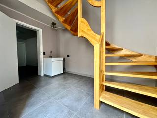 Te midden centrum Zottegem vinden we dit ruime appartement, in bijzonder goede staat van onderhoud en met een gunstige epc-score en conforme elektriciteit, alsook een conformiteitsattest voor verhuur. Het appartement omvat een privé inkomhall, bergruimte en 1 slaapkamer of bureauruimte op het gelijkvloers. Op het verdiep vinden we nog 1 grote kamer, een badkamer, een afzonderlijk toilet en een ruime lichtrijke leefplaats met open, ingerichte keuken! Verder beschikt het appartement over een private berging/fietsenstalling. Ideale woonst of opbrengsteigendom, zonder syndicuskosten! 100% instapklaar! Voor meer inlichtingen of een bezoek, contacteer Veronique 0483/676579