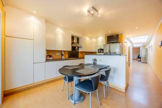 Ben je op zoek naar een woning waar je meteen kan wonen? Dan ben je hier alvast aan het juiste adres. Deze woning werd altijd zeer goed onderhouden en biedt verrassend veel ruimte. Plan snel jouw bezoek in en ontdek de woning!<br /><br />Belangrijke troeven:<br />- asbestveilig<br />- garage en uitweg achteraan<br />- geen renovatieplicht<br /><br />De inkomhal biedt meteen toegang tot de voorplaats, dewelke gebruikt kan worden voor verschillende doeleinden (bv. bureau, bergruimte, ...). Van hieruit heeft men meteen toegang tot de kelder.<br /><br />De woning beschikt over een zeer ruime woonkamer met veel natuurlijke lichtinval dankzij de lichtstraat. Helemaal achteraan de woning bevindt zich de geïnstalleerde keuken met voldoende ruimte voor een eethoek en met zicht op de tuin. Verder bevindt zich op het gelijkvloers de badkamer, een apart toilet en een praktische wasberging.<br /><br />Op de bovenverdieping zijn twee grote slaapkamers aanwezig en een derde kamer (te bereiken via de tweede kamer) die kan dienen als extra slaapkamer, bureau, dressing, ... bovendien is er een apart toilet aanwezig. Via de vaste trap bereik je de zolder waar zeker nog een kamer voorzien kan worden.<br /><br />De woning beschikt over een zonovergoten tuin met als kers op de taart een uitgang achteraan en de aansluitende garage. <br /><br />EPC: 313 kWh/(m²/jaar) - UC: 3516975<br />Referentie: YP/25137/K