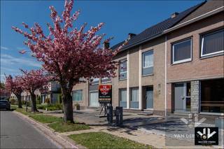 <u><strong>TROEVEN</strong></u>:
<ul>
	<li>Meest gezochte AAA-locatie van Hasselt</li>
	<li>Kindvriendelijke omgeving op een boogscheut van het centrum, stadspark, scholen,...</li>
	<li>Ruime woonkamer, veranda en kelder</li>
	<li>3 ruime slaapkamers en in te richten zolderkamer (reeds bereikbaar met de trap) </li>
	<li>Garage verplicht aan te kopen (€ 15.000,00)</li>
</ul>
<br /><strong>Locatie</strong> - In de Hasseltse Sint-Katharinawijk, gelegen tussen de grote en de kleine ring, vinden we deze zeer degelijke en ruime gezinswoning. Deze wijk kenmerkt zich vooral door mooi verzorgde woningen, groene aanplantingen en een kindvriendelijke omgeving. Op slechts een boogscheut van het stadscentrum is dit een zeer gegeerde buurt voor wie wenst te genieten van de voordelen van het stadsleven enerzijds en de rust en uitstekende bereikbaarheid anderzijds.<br />Het geheel kan een moderne injectie wel gebruiken, maar heeft een enorm potentieel om deze woning om te vormen tot een mooie eigendom op deze unieke locatie.<br /><br /><strong>Indeling</strong> - De woning omvat op het gelijkvloers de inkomhal met gastentoilet, een L-vormige woonkamer en de zeer ruime keuken met aansluitend de veranda die zicht biedt op je eigen tuin. De tuin is eveneens bereikbaar via de achterliggende wandelweg.<br />Op de eerste verdieping kom je via de nachthal in 3 ruime slaapkamers en de badkamer met inloopdouche, toilet en wastafel. Een verdieping hoger is er een zeer ruime, vierde slaapkamer, en een zolder. Dit volledig verdiep biedt de mogelijkheid hier een master-bedroom in te richten met een eigen badkamer, dressing, en eventueel een thuiswerkbureel. De woning beschikt ook over een praktische kelder en een vrijstaande garagebox (€ 15.000,00) in de achterliggende Justus Lipsiuslaan.<br /><br /><strong>Energie -  </strong>Momenteel <strong>Label E</strong> doch mits investering in nieuwe CV + Kelderisolatie + Dakisolatie (dak zelf reeds vernieuwd) wordt al <strong>LABEL B</strong> behaald. <br /><br /><strong>Conclusie</strong> - Een degelijke te moderniseren eigendom die je op eigen tempo kunt aanpassen aan je eigen wensen en behoeften in deze toffe buurt. Een mooie buitenkans voor de snelle beslisser.<br /><br />Interesse gewekt ?  Laat je gegevens achter of contacteer ons, wij leiden je graag persoonlijk rond. 