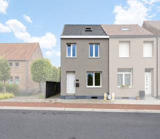 <p>Gerenoveerde woning met drie slaapkamers, studio, werkplaats en ruime tuin.</p><p></p><p>Gelegen nabij openbaar vervoer en invalswegen, is deze instapklare en energiezuinige woning onmiddellijk bewoonbaar.</p><p></p><p>Op het gelijkvloers is een open leefruimte met nieuwe, volledig geïnstalleerde keuken terug te vinden, aangevuld met een verzorgde douchekamer met inloopdouche, wasmeubel en toilet.</p><p>Via de achterdeur is er toegang tot het terras en de ruime tuin met prachtig groenzicht. Vanuit de leefruimte is ook de kelder bereikbaar.</p><p></p><p>Op de eerste verdieping bevinden zich twee ruime slaapkamers. De afgewerkte zolderverdieping omvat de grootste slaapkamer, vlot bereikbaar via een vaste trap.</p><p></p><p>Doorheen de woning zijn inbouwspots, verzorgde schilderwerken, kwalitatieve ramen met dubbele beglazing en recente radiatoren aanwezig.</p><p></p><p>Bijzondere troeven zijn de volledig afgewerkte studio met leefplaats, kitchenette en douchekamer met toilet, ideaal als extra kamer, thuiskantoor of hobbyruimte, en een extra stockageruimte van circa 40m² achter het terras, geschikt als werkplaats, tuinberging of stockage.</p><p></p><p>Dankzij een gunstige EPC score en conforme elektrische installatie is deze woning volledig instapklaar.</p>