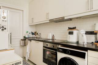 <p><span>Te renoveren appartement met 1 ruime slaapkamer en renovatiepotentieel in de Europese Wijk</span></p><p><span>In de gegeerde Spastraat, op een absolute toplocatie in de onmiddellijke nabijheid van de Europese Wijk, bevindt zich dit te renoveren appartement van ongeveer 70 m², gelegen op de tweede verdieping van een verzorgd gebouw. Dankzij de aangename indeling, de mooie lichtinval en de ruime volumes vormt dit appartement de ideale basis voor wie een woning volledig naar eigen smaak en hedendaagse woonnormen wil renoveren.</span></p><p><span>De ligging is zonder meer een van de grootste troeven. Op wandelafstand bevinden zich de Europese instellingen, Schuman, het Jubelpark, openbaar vervoer, winkels, restaurants en alle dagelijkse voorzieningen. Deze centrale locatie maakt het appartement bijzonder interessant voor zowel eigen bewoning als een duurzame investering.</span></p><p><span>Het appartement beschikt over een ruime slaapkamer, een lichtrijke leefruimte en een functionele indeling met tal van mogelijkheden om het wooncomfort verder te optimaliseren. Aan de voorzijde bevindt zich een compact balkon, ideaal om even van de buitenlucht te genieten. Daarnaast beschikt het appartement over een privatieve kelder, die zorgt voor extra praktische bergruimte.</span></p><p><span>Het gebouw verkeert in een goede algemene staat van onderhoud en is uitgerust met centrale verwarming op mazout. De elektrische installatie is niet conform de huidige regelgeving en het appartement beschikt over een EPC-label E, wat de koper de mogelijkheid biedt om de woning energetisch te verbeteren en volledig naar eigen wensen te moderniseren.</span></p><p><span>Een uitstekende opportuniteit voor wie op zoek is naar een appartement met veel potentieel, een ruime slaapkamer en een topligging in het hart van de Europese Wijk.</span></p>