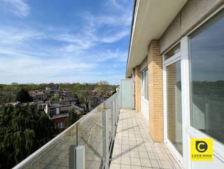 <p><span>Modern 2 slaapkamer appartement met 2 terrassen, kelder én garagebox!</span></p><p><span>Dit appartement is gelegen op de zesde verdieping in een groene omgeving (Nachtegalenpark, Leeuwerikpark en Brilschanspark) heeft een uitstekende bereikbaarheid aangezien het vlakbij alle grote verbindingswegen ligt (Ring Antwerpen - A12 - E19).</span></p><p><span> </span></p><p><span>Het appartement heeft volgende indeling: </span></p><p><span> </span></p><p><span>Inkomhal, leefruimte & keuken</span></p><p><span>U komt binnen via de inkomhal met veiligheidsdeur, videofoon en ingemaakte vestiairekast. U merkt meteen dat het appartement perfect onderhouden is en volledig voorzien is. </span></p><p><span>De leefruimte is ruim en geniet van veel natuurlijke lichtinval dankzij de grote raampartijen.</span></p><p><span>Via de leefruimte betreedt u de keuken die toegang geeft naar het kleine terras aan de voorzijde. </span></p><p><span>De keuken is volledig geïnstalleerd (Gasvuur, vaatwasser, ijskast, diepvriezer, oven, veel kast- en werkruimte) en geeft ook een rechtstreekse toegang naar een extra bergruimte met aansluiting voor wasmachine en droogkast. </span></p><p><span> </span></p><p><span>Slaapkamers & badkamer</span></p><p><span>Beide slaapkamers zijn zeer ruim, één van de slaapkamers wordt momenteel gebruikt als bureauruimte/dressing. Zoals u ziet zijn er tal van mogelijkheden.</span></p><p><span>De badkamer is voorzien van een ligbad met douchecombinatie, dubbel lavabomeubel en handdoekdroger.</span></p><p><span>Het toilet is apart voorzien. </span></p><p><span> </span></p><p><span>Terras, kelder & garagebox</span></p><p><span>Het terras aan de achterzijde (1.11m x 6.61m) is langs beide slaapkamers te betreden. </span></p><p><span>Een handige kelderberging op het gelijkvloers (2.22m x 1.21m) is mee inbegrepen. </span></p><p><span>Via de kelderberging heeft u rechtstreekse toegang naar de garagebox met automatische poort. (3.36m x 5.70m x 2.21m)</span></p><p><span> </span></p><p><span>Huurprijs, provisie & beschikbaarheid</span></p><p><span>Maandelijkse huurprijs: 1.000,00 euro</span></p><p><span>Garagebox: €195,00</span></p><p><span>Maandelijkse provisie: 235,00 euro (inclusief water, CV op gas en onkosten gebouw) </span></p><p><span>Beschikbaarheid: onmiddelijk</span></p><p><span> </span></p><p><span>Mis deze unieke kans niet! </span></p>