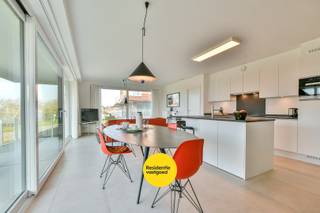 Dit recent tweeslaapkamerappartement (bouwjaar 2018) op de eerste verdieping is ideaal gelegen in Vosseslag (De Haan), op wandelafstand van...