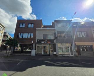 <p>Bent u op zoek naar een interessante opbrengsteigendom waarbij commerciële activiteit en wonen op een praktische manier worden gecombineerd? Dan is deze eigendom met een commerciële gelijkvloerse en een duplexappartement met twee slaapkamers zeker het ontdekken waard.<br /><br />Op het gelijkvloers bevindt zich een commerciële ruimte dat werd gebruikt als snackrestaurant. De ruimte biedt een interessante basis voor een handelsactiviteit en is dankzij de commerciële invulling bijzonder geschikt voor ondernemers of investeerders die op zoek zijn naar een pand met een professionele bestemming.<br /><br />Boven de handelsruimte bevindt zich een aangename duplexwoning met twee slaapkamers. De woonst biedt een praktische combinatie van wooncomfort en ruimte, waardoor ze geschikt is als eigen woonst of als verhuureenheid. De afzonderlijke commerciële ruimte en het appartement zorgen bovendien voor een interessante combinatie van verschillende inkomstenmogelijkheden binnen één eigendom.<br /><br />De combinatie van een commerciële gelijkvloers en een volwaardige duplexwoning maakt dit pand bijzonder veelzijdig. Het is dan ook een interessante opportuniteit voor een investeerder die op zoek is naar een eigendom met zowel een commerciële als residentiële component, of voor een zelfstandige die wonen en werken wil combineren.<br /><br />Dankzij de dubbele invulling biedt deze eigendom verschillende mogelijkheden naar de toekomst toe, steeds afhankelijk van de bestaande vergunningen, bestemming en geldende voorschriften.</p>