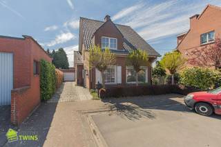 Deze prachtige open bebouwing is gelegen in een doodlopende, uiterst kindvriendelijke straat, op een gunstige locatie nabij scholen, winkels...