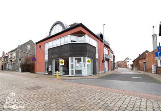 In deze landelijke grensgemeente ligt dit gelijkvloerse kantoor op een hoeklocatie, met direct parkeermogelijkheden in de straat. Dankzij de...