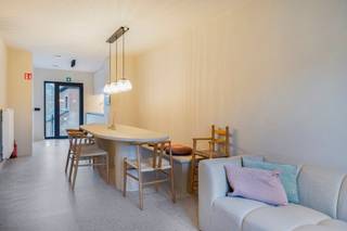 Deze prachtige woning is rustig gelegen en op 1 km van de zee. Het eerste appartement heeft 4 slaapkamers en drie badkamers. Het tweede 2 slaapkamers en 1 badkamer. Beide appartementen zijn volledig kwalitatief gerenoveerd, met een ruime living, moderne keuken en moderne badkamer. <br />Daarnaast is er ook een mooie tuin waar men heerlijk kan genieten van de zon.