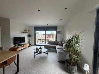 Deze prachtige woning in Evergem - Belzele is perfect gelegen op een rustige locatie maar toch dichtbij tal van faciliteiten en verbindingswegen. De woning heeft een bewoonbare oppervlakte van 108 vierkante meter en een energielabel A. Dit betekent dat de woning zeer energiezuinig is en dat de bewoners kunnen genieten van lage energierekeningen.<br /><br />De woning beschikt over een ruime leefruimte, open keuken (inclusief toestellen), 3 ruime slaapkamers en 1 badkamer met dubbele wastafel, toilet en inloopdouche. Er zijn twee parkeerplaatsen beschikbaar op het terrein, wat handig is voor gezinnen met meerdere auto's. Daarnaast is er ook een garage aanwezig, en een extra berging naast de keuken, wat extra opslagruimte biedt.<br /><br />De grote troeven van deze woningen zijn de elektrische rolluiken in de leefruimte, de airco (warm/koud) in de 3 slaapkamers, de zonnepanelen, de grote vrijstaande garage met extra zonneterras<br /><br />De tuin van de woning is een heerlijke plek en voorzien van een groot terras om te ontspannen en te genieten van de buitenlucht. <br /><br />Schrijf u nu in via "Plan Uw Bezoek" op onze website voor het eerstkomende bezoekmoment. Voor verdere vragen kan u steeds contact opnemen per immovercruysse@gmail.com.