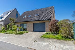 <p><strong>Instapklare en verzorgde woning in rustige omgeving.<br /></strong>Gelegen in verkeersluwe straat, nabij centrum Dilbeek.<br /><strong><br /></strong>Deze vrijstaande woning met bouwjaar 2006 is wel-onderhouden en gelegen in een gegeerde, rustige omgeving op wandelafstand van centrum Dilbeek.<br /><br />Langsheen de inkomhal met vestiairehoek en gastentoilet is de leefruimte via de mooie glazen deur te betreden.<br />Deze leefruimte is voorzien van mooie parketvloer, geniet een houtcasette, werd voorzien van mooie maatkasten en ook is er prachtig zicht op de leuke tuin en terrassen die rond de woning gelegen zijn.</p><p>De volledig ingerichte keuken bevindt zich in uitstekende staat. Aansluitend is er een praktische berging met aansluitingen voor wasmachine en droogkast en techniekenhoek. Voorts is er een ruime garage met automatische poort voor één wagen en meer.</p><p>Rondom de woning is leuke aanleg met heel wat planten en kleurrijke bloemen voorzien, met verscheidene leuke zithoekjes.</p><p>Op de eerste verdieping bevinden zich twee volwaardige slaapkamers, waarvan één met grote dressing. De comfortabele badkamer uitgerust met groot ligbad, douche, dubbele wastafel en toilet.<br /><br />De zolder biedt extra bergruimte.<br /><br />Dankij een gunstige EPC score (label B - 279 kWh/m² jaar), conforme keuring van de elektrische installatie en voortreffelijk onderhoud van deze woning, is deze perfect instapklaar geacht.</p><p><br /></p>