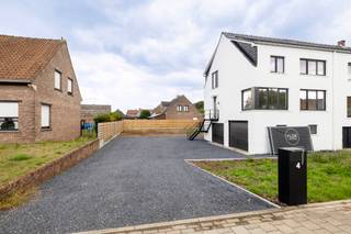 <strong>Instapklare, volledig gerenoveerde woning met 3 slaapkamers en dubbele inpandige garage in Poederlee</strong><br /><br />Deze woning werd volledig en hoogwaardig gerenoveerd met duurzame materialen en is afgewerkt tot in de kleinste details. U geniet van een ruime en lichtrijke leefomgeving met 3 volwaardige slaapkamers, een stijlvolle badkamer en een moderne, volledig uitgeruste keuken voorzien van alle hedendaagse toestellen.<br /><br />Een absolute troef zijn de twee inpandige garages, die niet alleen plaats bieden voor voertuigen, maar ook perfect kunnen dienen als hobbyruimte, atelier, praktijkruimte of extra bergruimte.<br /><br />Ook op technisch vlak scoort deze woning uitstekend:<br /><br />
<ul>
<li>EPC-label A</li>
<li>Conforme elektrische installatie</li>
<li>Volledig geschilderd</li>
<li>Voorzien van alle verlichting</li>
<li>Volledig aangelegde oprit</li>
<li>Volledig omheinde en aangelegde tuin</li>
</ul>
Hier hoeft u werkelijk niets meer te doen. Verhuizen, uitpakken en genieten: deze woning is de definitie van instapklaar wonen.<br /><br />De woning is bovendien onmiddellijk beschikbaar.<br /><br />Interesse?<br />Contacteer vandaag nog FLOR Vastgoed voor meer informatie of een bezichtiging.