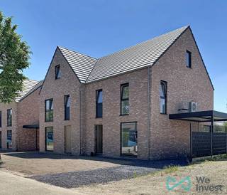 OPENDEURDAGEN op zaterdag  19 september en zaterdag 3 oktober tussen 14u en 16u.
6% ipv 21% BTW MOGELIJK! REEDS 50% VERKOCHT: Keuze uit 2 half vrijstaande nieuwbouwwoningen in een rustige woonwijk.
Deze uiterst rechtse hoekwoning is reeds volledig afgewerkt en ingericht met 4 slaapkamers;  zonnepanelen,  alle nodige elektrische toestellen en sanitair. Met carport en tuin. 
Gelegen in een rustige woonwijk nabij het centrum van Mol ,scholen,openbaar vervoer (incl.treinstation). Snel beschikbaar en dus ook voor snelle beslissers!

OPEN DEURDAGEN ZATERDAG 19 SEPTEMBER  en ZATERDAG 03 OKTOBER telkens tussen 14u en 16u. 
Neemt u graag een kijkje of bent u benieuwd naar meer? Bel Yannick Martinet 011/76 76 76. Overheidsdocumenten in aanvraag.