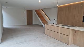 Ruime nieuwbouwwoning met 3 slaapkamers ,  luxueus afgewerkt .<br /><br />Indeling : Inkomhal , apart toilet , berging , woonkamer met open keuken , terras en tuin . <br />Verdiep : 3 ruime slaapkamers waarvan 1 met dressing , badkamer met bad en douche  , apart toilet , berging . <br /><br />Oprit met inpandige carport . <br />Tuin aangelegd + terras voorzien .<br />Vloerverwarming + warmtepomp .<br />11 Zonnepanelen voorzien . <br />Garage/tuinberging bereikbaar via achtergelegen straat .<br />Pre-airco installatie .<br />Woning is volledig geschilderd .<br /><br />Maak snel een afspraak om deze unieke woning te bezoeken . <br /><br /> 