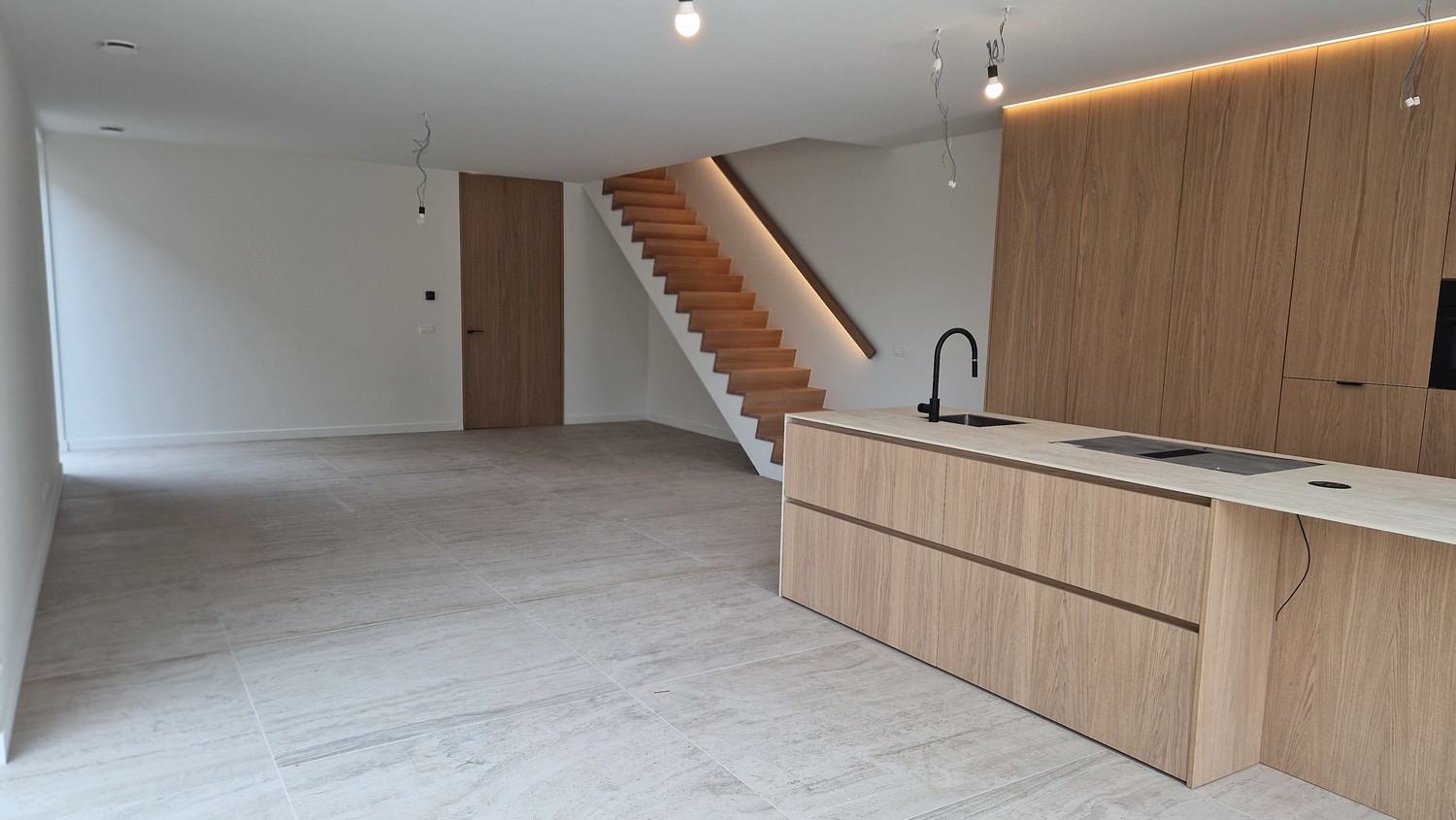 Ruime nieuwbouwwoning met 3 slaapkamers ,  luxueus afgewerkt . - foto 3