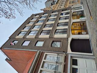 <p>Te koop: ruim appartement in het centrum van Ieper, op wandelafstand van park, scholen en openbaar vervoer.</p>

<p> </p>

<p>Dit appartement, gebouwd in 1975, biedt een praktische indeling en een centrale ligging in een residentiële buurt. Met drie volwaardige slaapkamers is het ideaal voor een gezin of wie extra ruimte zoekt. De nabijheid van het administratief centrum en het park maakt het wonen hier bijzonder comfortabel. Het EPC-label D geeft aan dat er nog mogelijkheden zijn om te verduurzamen.</p>

<p> </p>

<p>Belangrijkste ruimtes:<br />• Woonkamer met grote ramen en veel lichtinval<br />• Functionele keuken<br />• Inkomhal met toegang tot alle vertrekken<br />• Berging voor extra opslag<br />• Apart toilet<br />• Drie slaapkamers<br />• Badkamer met ligbad</p>

<p> </p>

<p>Troeven:<br />• Centrale ligging in het hart van Ieper<br />• Drie volwaardige slaapkamers<br />• Nabij park, scholen en openbaar vervoer</p>

<p> </p>

<p>Neem vandaag nog contact op met je ERA-makelaar voor een bezoek.</p>

<p> </p>

<p>JOUW DROOMAPPARTEMENT. ZO GEVONDEN!</p>