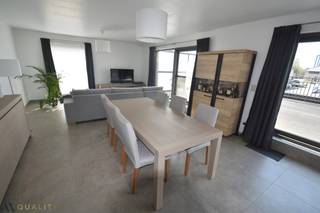 Energiezuinig, recent 3 slaapkamerappartement (92,08 m²) met terras (40 m²) en autostaanplaats. Dit zeer energiezuinige appartement, gelegen op de eerste verdieping beschikt over een inkomhal, een apart toilet, een leef-en eetruimte, een open, volledig uitgeruste keuken, een berging/wasplaats, 3 slaapkamers (waarvan 1 kleine kinderkamer/dressing), een badkamer met inloopdouche en een zeer groot terras. Vloerverwarming, inloopdouche, whirlpool keukentoestellen, inductiekookplaat. Geen huisdieren toegelaten.Lift aanwezig! K: 28 en E:39. Huurprijs 940 € + 60 € provisie maandelijkse lasten met jaarlijkse afrekening. Vrij vanaf 01/01/2026