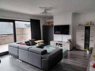 <p><span><strong>Vraag uw bezoek aan via info@optimusvastgoed.be!</strong></span><br /><span><strong>TE HUUR: Duplex-appartement met 2 slaapkamers te Heusden-Zolder!</strong></span><br /><span>Dit gezellige duplex-appartement is gelegen op de doorgangsweg Zolder-Houthalen. De woning beschikt over een aparte inkom en biedt een comfortabele indeling met woonkamer, open keuken, badkamer met douche en twee slaapkamers. Bovendien is het appartement uitgerust met airconditioning. Buiten kan u genieten van een ruim terras. Er is tevens parkeerruimte voor het gebouw.</span><br /><span><strong>Ligging:</strong></span><br /><span>Het appartement is gunstig gelegen te Heusden-Zolder met een vlotte verbinding naar het centrum, winkels, scholen en openbaar vervoer. Ook de omliggende gemeenten en belangrijke invalswegen zijn gemakkelijk bereikbaar.</span><br /><span><strong>Indeling:</strong></span><br /><span>- Aparte inkom.</span><br /><span>- Eerste verdieping:</span><br /><span>Apart toilet, berging, woonkamer met open keuken, badkamer met douche en slaapkamer 1. Ruim terras.</span><br /><span>- Tweede verdieping:</span><br /><span>Volledige afgewerkte zolderruimte, dienstdoend als tweede slaapkamer met extra bergruimte.</span><br /><span><strong>Troeven:</strong></span><br /><span>– Duplex-appartement met aparte inkom!</span><br /><span>– Airconditioning op beide verdiepingen!</span><br /><span>– Ruim terras!</span><br /><span>– Gunstige ligging te Heusden-Zolder!</span><br /><span><strong>EPC C met certificaatnummer 20241211-0003472320-RES-1.</strong></span><br /><span><strong>Beschikbaar vanaf 01.10.2026.</strong></span></p>