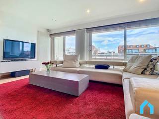 Dit uniek, lichtrijk appartement beschikt over een ruime woonkamer met open keuken, een badkamer en een douchekamer. Ook beschikt het appartement...