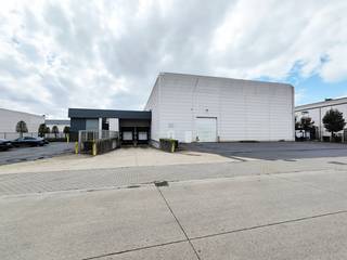Logistiek hoogbouw magazijn van 4.025 m² te huur, gelegen in de Stationsstraat 103 te Oostende, op 2 minuten van de op- en afrit A10 - Zandvoorde.De...