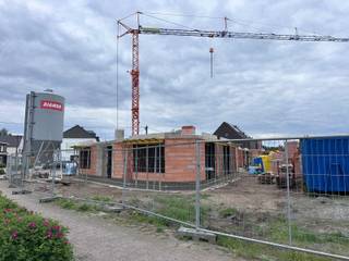 In de Larenstraat 55 te Beerse vindt u deze ruime nieuwbouwwoning op een rustige ligging, met een vlotte verbinding naar winkels, scholen en invalswegen. Hier combineert u een aangenaam wooncomfort met de rust van een residentiële buurt.<br /><br />Op het gelijkvloers komt u binnen via de inkomhal met gastentoilet en trap, waarna de woning zich opent naar een lichtrijke leefruimte die mooi in verbinding staat met de tuin en het terras. Aansluitend is er een praktische berging voorzien. De eerste verdieping telt vier volwaardige slaapkamers en twee badkamers, waardoor er ruimte is voor zowel een gezin als logees. De zolder biedt bijkomende mogelijkheden. De tuin met aansluitend terras biedt een fijne buitenruimte om van te genieten. Uw wagen parkeert u gemakkelijk onder de overdekte staanplaats naast de woning.<br /><br />Dankzij de aanwezige zonnepanelen, warmtepomp en ventilatiesysteem is deze woning energiezuinig en klaar voor de toekomst.<br /><br />Troeven:<br />- Rustige ligging in Beerse met goede bereikbaarheid<br />- Ruime leefruimte met veel lichtinval en tuinzicht<br />- Zolder met extra mogelijkheden<br />- Overdekte autostaanplaats<br />- Energiezuinig met zonnepanelen en warmtepomp<br /><br />Prijzen en lastenboek zijn beschikbaar op kantoor. Het project voldoet aan de voorwaarden verlaagd tarief "afbraak en werderopbouw". Mogelijkheid tot het aankopen aan 6% BTW. Voor meer informatie kan u contact opnemen met ons kantoor in Beerse op het nummer 014/61.61.64 of via kristof@vastgoedpartners.be.