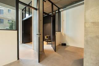 <p><span>Op zoek naar een inspirerende plek met karakter, midden in het Groen Kwartier? Deze instapklare ruimte combineert een strakke architecturale uitstraling met veel licht, hoogwaardige materialen en een uiterst flexibele indeling. Ideaal als kantoorruimte, praktijk, atelier, showroom, yogastudio, creatieve hub of een combinatie van verschillende professionele activiteiten.<br /><br /></span></p><p><span>Een binnenkomer vol licht en karakter</span><span><br />Via de hoge glazen inkom stap je binnen in een indrukwekkende open ruimte met plafonds van ca. 3,50 meter hoog, zichtbeton, maatwerk en een verfijnde industriële look zonder in te boeten aan warmte. Dankzij de grote raampartijen rondom geniet je hier de hele dag van een prachtige natuurlijke lichtinval en een open zicht op het omliggende groen.<br /><br /></span></p><p><span>Slim ingericht en klaar voor elk professioneel verhaal</span><span><br />De open indeling maakt de ruimte bijzonder veelzijdig. Vandaag ingericht als kantooromgeving met werkplekken en vergaderruimtes, maar evengoed perfect geschikt als creatieve studio, architectenbureau, galerij, pilates- of yogaruimte, praktijk of atelier. De warme materialen en akoestische afwerking zorgen bovendien voor een aangename en rustige sfeer. <br />Naast de grote open ruimte zijn er meerdere aparte zones die kunnen dienen als vergaderzaal, stille werkruimte, behandelruimte of opslag. Dankzij de drie aparte toegangsdeuren en het badgesysteem is het pand bovendien makkelijk opdeelbaar of toegankelijk voor verschillende gebruikers.<br /><br /></span></p><p><span>Praktisch en Futureproof<br /></span><span>Ook technisch zit alles hier goed: vloerverwarming, ventilatiesysteem D, zonnewerende screens, alarmsysteem en een 3-fasige elektriciteitsaansluiting van 40A – 400V zijn allemaal aanwezig. Achteraan bevindt zich nog een ruime opslagruimte/fietsenberging, een absolute meerwaarde in een stedelijke omgeving.<br /><br /></span></p><p><span>Werken in het Groen Kwartier</span><span><br />Het Groen Kwartier is uitgegroeid tot één van de meest gegeerde buurten van Antwerpen, waar historische architectuur en hedendaagse ontwikkelingen samenkomen in een groene, rustige omgeving. De mix van horeca, creatieve ondernemingen en kwalitatieve buurtvoorzieningen zorgt voor een levendige maar ontspannen sfeer.</span></p><p><span>Een toplocatie voor wie op zoek is naar een inspirerende plek waar werken, creëren en ontmoeten perfect samenkomen.</span></p><p><span> </span></p><p><span>Geen maatregelregelen in het vlaams handhavingsplatform</span></p><p><span> </span></p>
