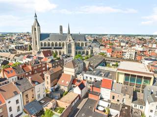 This fully licensed student residence with 5 rooms combines immediate income with the comfort of a total renovation. Ideal for those looking for a carefree, ready-to-invest investment.<br /><br />Located in the former Neuskapel, this characterful historic (but not protected) income property with 5 rented student rooms is situated, generating an annual rental income of €34,140 and a gross initial yield of 4.56% (net 4.18%).<br /><br />The residence has been completely renovated according to contemporary standards for quality student housing. It includes two ground floor student rooms and three spacious duplex rooms, each equipped with a private bathroom with shower, toilet, and sink, as well as their own intercom. In addition, residents have access to a common living area and a fully equipped kitchen.<br /><br />The solar panels and compliant technical installations contribute to a future-oriented and low-maintenance income property.<br /><br />Advantages<br />• Annual rental income of €34,140<br />• Gross yield of 4.56% - net yield of 4.18%<br />• Fully licensed<br />• Registered lease agreements<br />• Compliance certificate and Flemish Kotlabel<br />• Fire detection system compliant with the strictest standards<br />• Solar panels<br />• Within walking distance of campuses, shops, train station, and public transportation.