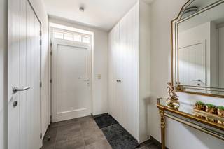 <span>Deze luxueuze afgewerkte woning is gelegen in het centrum van Staden.</span><br /><br /><span><span>De woning is als volgt ingedeeld: </span><br />Op het gelijkvloers: inkomhal, vestiaire, gastentoilet, ruime woonkamer, geïnstalleerde keuken met aparte bergruimte/wasplaats, veranda en gezellige tuin. <br />Op het verdiep: 3 slaapkamers waarvan één master bedroom met terras, grote dressing (mét maatkasten), badkamer (bad, douche en lavabomeubel). <br />Er is tevens een grote zolderruimte.<br /><br />De woning beschikt eveneens over 2 garages (22 m2 - 32 m2). Deze kunnen samen met de woning aangekocht worden (prijs op aanvraag).<br /></span><br /><span>PLUSPUNTEN:</span><br /><span>- ENERGIEZUINIG</span><br /><span>- AFGEWERKT OP MAAT </span><br /><span>- ELEKTRICITEIT CONFORM <br />- VENTILATIE TYPE D<br />- REGENWATERPUT 10.000L<br /></span>
