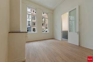Op een gegeerde locatie in het centrum van Antwerpen, op korte wandelafstand van de Scheldekaaien en de populaire Kloosterstraat, bevindt zich dit smaakvol gerenoveerde handelsgelijkvloers van ca. 76 m².<br /><br />De commerciële ruimte leent zich uitstekend voor diverse invullingen en beschikt momenteel over een vergunde horecabestemming. Dankzij de royale raampartijen geniet het pand van een maximale lichtinval en een opvallende zichtbaarheid, terwijl de hoge plafonds bijdragen aan een ruimtelijk gevoel en een stijlvolle uitstraling.<br /><br />De renovatie werd met veel aandacht voor kwaliteit en afwerking uitgevoerd, waardoor het pand volledig instapklaar is en onmiddellijk in gebruik kan worden genomen.<br /><br />Gelegen in een dynamische buurt met een mix van winkels, horecazaken, galerijen en een constante stroom aan bezoekers, vormt deze locatie een ideale uitvalsbasis voor ondernemers die hun zaak willen vestigen op een zichtbare en levendige plek.<br /><br />Praktische informatie:<br /><br />* Het gelijkvloers beschikt over een geldige horecavergunning.<br />* De kelder kan, in overleg, al dan niet mee gehuurd worden bij de horecazaak.<br />* In de kelder is een afzonderlijk sas voorzien voor de opslag van afval.<br />* Wenst de huurder het pand een andere bestemming te geven dan horeca, dan staat hij zelf in voor het bekomen van alle vereiste vergunningen en eventuele stedenbouwkundige toelatingen.<br />* Terras vooraan mag gebruikt worden na aanvraag bij de stad.<br /><br />Gemeenschappelijke kosten: Een provisie van € 50/maand voor de elektriciteit en het onderhoud van de gemeenschappelijke delen (inclusief poets).<br /><br />Een karaktervol, kwalitatief afgewerkt handelspand met tal van mogelijkheden op een absolute toplocatie in het historische centrum van Antwerpen.<br /><br />Voor meer info of een bezoek ter plaatse, neem contact op met Xander via xander@reds.be.