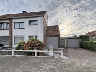 <p>Deze woning biedt een aangename combinatie van ruimte, praktische indeling en buitenruimte. Op het gelijkvloers vinden we de inkomhal met gastentoilet, een ruime leefruimte met zit- en eethoek, een geïnstalleerde keuken, praktische berging met wasplaats en een kelder. Op de verdieping zijn 4 slaapkamers en badkamer aanwezig, aangevuld met een ruime zolder van 36 m².<span></span></p>
<p>Buiten geniet je van een westgerichte tuin van ca. 250 m² met een terras van 30 m² en een overdekt terras van 18 m². Een tuinhuis van 21 m², garage en extra parkeerplaats zorgen voor bijkomend comfort.</p>
Met een EPC-label C (268 kWh/m²/jaar) is bovendien een gunstige energetische basis aanwezig.<br /><br />Extra troeven<br /><br />
<ul>
<li>gunstige EPC</li>
<li>regenwaterput</li>
<li>rolluiken beneden en boven</li>
<li>onderhoudsvriendelijke tuin</li>
<li>2 terrassen</li>
<li>nabij belangrijke invalswegen, scholen, winkels</li>
<li>instapklaar</li>
</ul>
<br />Deze woning is te koop ZONDER makelaar via het concept van Smart Houses. Wenst u verdere inlichtingen of een bezoek? Contacteer rechtstreeks de eigenaar via +32474861766