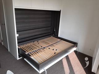 <p><span> </span></p><p><span>Moderne kamer gelegen in studentenresidentie Woods, vlakbij het Belle-Vue park. </span></p><p><span>De residentie is gelegen op een boogscheut van het centrum van Leuven, op wandelafstand van het station en nabij verschillende campussen.</span></p><p><span> </span></p><p><span>De kamer is voorzien van een uitklapbaar tweepersoonsbed (140cm x 200cm - matras niet incl.), ingebouwde kleerkasten, waardoor er meer dan voldoende opbergruimte is. De kamer heeft ook een ingebouwde bureau met boekenplank en persoonlijke frigo met vriesvak. Verder beschikt de kamer over een persoonlijke badkamer met douche, lavabo en toilet.</span></p><p><span>De fietsenstalling is bereikbaar met de lift of via de trappenhal.</span></p><p><span> </span></p><p><span>Per verdieping zijn er twee keukens, die gedeeld worden met maximaal 10 personen. De keukens zijn voorzien van een oven, microgolf, vitro-keramische kookplaat, eettafel, wastafels en een persoonlijke opbergkast die op slot kan. Elke keuken heeft ook zijn eigen terras.</span></p><p><span> </span></p><p><span>Er is ook een gemeenschappelijke ontspanningsruimte met televisie, zetels, tafels en een kickertafel. Verder is er ondergronds nog een afsluitbare fietsenstalling, afvallokaal en een wasplaats met wasmachine en droogkast. </span></p><p><span> </span></p><p><span>De prijs bedraagt €</span><span>630</span><span>/maand exclusief gemeenschappelijke kosten en provisie nutsvoorzieningen (50 euro/maand)</span></p><p><span> </span></p><p><span>*De Foto's in de advertentie zijn van een gelijkaardige studentenkamer.</span></p><p><span> </span></p><p><span>Interesse? Contacteer ons via 016/15.31.08 of </span><span><span>student@immolivit.be</span></span><span> </span></p><p><span> </span></p>