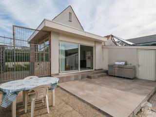 ie open bebouwing in Pelt.
<p>Deze goed onderhouden woning combineert hedendaags wooncomfort met een vlot bereikbare ligging in Pelt. De gevel werd reeds gerenoveerd en binnen geniet u van een praktische indeling met 3 slaapkamers en 2 badkamers, ideaal voor gezinnen of wie extra ruimte zoekt. De vaste trap naar de zolder biedt bijkomende mogelijkheden als bureau, hobbyruimte of polyvalente kamer. Dankzij de garage beschikt u bovendien over handige extra opslagruimte of een praktische werkplaats. De woning heeft een EPC-label C en werd ingericht met oog voor comfortabel wonen zonder nood aan fossiele brandstoffen.<br /><br /><strong>Troeven:</strong><br />• Goed onderhouden woning met gerenoveerde gevel<br />• 3 slaapkamers, 2 badkamers en extra zolderruimte<br />• Garage en energiezuiniger wonen zonder fossiele brandstoffen<br />• Conforme elektrische installatie<br />• Geen renovatieverplichting dankzij EPC-label C<br />• Asbestveilig<br /><br /><u>Indeling: zie bijlage</u><br /><br />Neem vandaag nog contact op voor een bezoek.<br /><br />JOUW DROOMHUIS. ZO GEVONDEN!</p>
