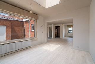 Bent u op zoek naar een woning MET GARAGE EN TUIN op een rustige locatie in het landelijke Heestert? Dan is deze eigendom zeker een bezoek waard. <br /><br />De gelijkvloers werd reeds grotendeels gerenoveerd en biedt een uitstekende basis om de woning verder af te werken volgens uw eigen smaak. Dankzij de conforme elektrische installatie en het gunstige EPC-label C hoeft u zich bovendien geen zorgen te maken over een renovatieverplichting.<br /><br />Op het gelijkvloers biedt de woning de mogelijkheid om een gezellige en lichtrijke leefruimte met open keuken te creëren. Verder is er op deze verdieping ruimte voorzien voor een badkamer, waar u eenvoudig een moderne badkamer met inloopdouche kunt realiseren.<br /><br />Op de eerste verdieping bevindt zich een zee aan mogelijkheden. Hier is voldoende ruimte om twee ruime slaapkamers en een derde kamer te creëren die perfect kan dienen als kinderkamer, bureau, dressing of hobbyruimte. Zo kunt u de woning volledig afstemmen naar eigen smaak en wensen.<br /><br />Buiten biedt het perceel voldoende ruimte om een gezellige en onderhoudsvriendelijke tuin aan te leggen, waar u in alle rust kunt genieten van het buitenleven.<br /><br />Ook aan praktische bergruimte is geen gebrek. De woning beschikt over een ruime garage, een praktische berging, een zolder én een kelder. Daarnaast is er ook voldoende plaats om de wagen te parkeren.<br /><br />Extra troeven:<br />- Gelijkvloerse verdieping reeds gerenoveerd<br />- Geen renovatieverplichting (EPC C)<br />- Conforme elektrische installatie<br />- Mogelijkheid tot 3 slaapkamers op de verdieping<br />- Ruime garage, berging, zolder en kelder<br />- Voldoende parkeergelegenheid<br />- Perceel met ruimte voor een gezellige tuin<br />- Rustige ligging in het landelijke Heestert<br /><br />Laat u verrassen door de ruimte, het potentieel en de rustige ligging van deze woning. Plan vandaag nog uw bezoek!<br /><br />ref: RVP/26082/K<br />UC:20260519-0003871254-RES-1 EPC: 261 kWh/(m² jaar)