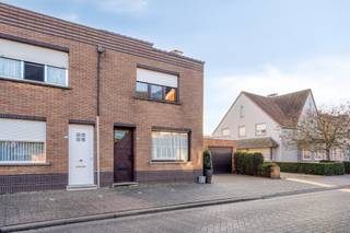 <div>
<article>
<div>
<div>
<div>
<div>
<div>
<div>
<p>Zeer gunstig gelegen woning in het centrum van Heist-op-den-Berg, op wandelafstand van winkels, scholen en het station. Deze te renoveren woning biedt tal van mogelijkheden voor wie op zoek is naar een project met een uitstekende ligging.</p>
<p>Op het gelijkvloers bevinden zich een gezellige leefruimte, een keuken en een aparte bureauruimte. Op de verdieping zijn er twee slaapkamers en een badkamer. De tuin is iets lager gelegen en vormt een rustige buitenruimte met potentieel.</p>
<p>Daarnaast beschikt de woning op straathoogte over parkeergelegenheid, een garage en een praktische werkplaats. Dankzij de centrale ligging en de nabijheid van scholen is dit een ideale woning voor gezinnen of investeerders die hun eigen stempel willen drukken op een pand in het hart van Heist-op-den-Berg.</p>
</div>
</div>
</div>
</div>
<div></div>
<div>
<div></div>
</div>
</div>
</div>
</article>
</div>
<div></div>