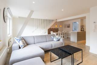 <h2><span>Stijlvol gerenoveerd duplex appartement met 3 slaapkamers nabij de zee in Oostende</span></h2>
<p>Op wandelafstand van zee en strand, en op een boogscheut van het centrum van Oostende, bevindt zich dit smaakvol gerenoveerde duplex appartement. De combinatie van een hedendaagse afwerking, een lichtrijke leefruimte en een praktische indeling maakt dit appartement de ideale thuisbasis voor wie comfortabel en centraal wil wonen.</p>
<p>De ruime leefruimte geniet van een aangename lichtinval en sluit naadloos aan op de volledig ingerichte open keuken. Met drie volwaardige slaapkamers en twee moderne badkamers biedt het appartement bovendien alle ruimte voor een gezin, een tweede verblijf of wie graag wat extra ruimte heeft.</p>
<p>Ook op energetisch vlak scoort dit appartement uitstekend dankzij het gunstige EPC-label B. De nabijheid van winkels, openbaar vervoer en belangrijke invalswegen zorgt voor extra wooncomfort.</p>
<h3>Troeven</h3>
<ul><li>Volledig en smaakvol gerenoveerd</li><li>Op wandelafstand van zee en strand</li><li>Centrale ligging nabij het centrum van Oostende</li></ul>
<p>Neem vandaag nog contact op met je ERA-makelaar voor een bezoek.<br /><br />JOUW DROOMAPPARTEMENT. ZO GEVONDEN!</p>