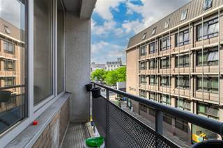 <p><span>Instapklare studio (32 m²) met terras (3 m²) in Antwerpen (2000)</span></p><p><span>In de Leopoldstraat geniet je van een absolute topligging in hartje Antwerpen. Van de Meir en het historische stadscentrum tot het Zuid en het Stadspark: alle hotspots bevinden zich op wandelafstand. Dankzij de nabijheid van openbaar vervoer, velo-stations en belangrijke invalswegen verplaats je je bovendien vlot in en rond de stad.</span></p><p><span>De studio bevindt zich op de derde verdieping van een gebouw met vijf verdiepingen, waarvan het dak conform geïsoleerd is. </span><span>De vaste kosten bedragen € 180/maand en omvatten water, syndicus, minuterie, schoonmaak, brandverzekering, reservefonds, onderhoud gebouw en lift</span><span>. De studio werd steeds netjes onderhouden en is volledig instapklaar. De elektriciteit is conform, de verwarming is elektrisch en de PVC-ramen zijn voorzien van dubbele beglazing. Bovendien behaalt de studio een gunstige EPC-score B.</span></p><p><span>Met een oppervlakte van circa 32 m² beschikt de studio over een praktische indeling met een gecombineerd leef- en slaapgedeelte, een kitchenette en een aparte badkamer. De badkamer is uitgerust met een douchecabine, toilet en lavabomeubel.</span></p><p><span>Een extra troef is het west-georiënteerde terras van 3 m², waar je kan genieten van de namiddag- en avondzon.</span></p><p><span>Ben je op zoek naar een startersappartement of een interessante investering op een absolute toplocatie? Mis deze kans niet! Bruikbare vloeropp. 32 m² – ref.: bruto vloeropp. EPC-certificaat. Voor meer info of een gratis schatting surf naar </span><span><span>www.hansimmo.be</span></span></p><p><span> </span></p>