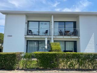Charmant appartement met parkeerplaats voor 2 wagens, 1st verdieping, linkerzijde.<br /><br />Bent u op zoek naar een gezellig, praktisch ingedeeld appartement op een aangename en rustige locatie en aan een aantrekkelijke prijs? Dit charmante appartement is ideaal voor een klein gezin voor vakantie verblijf.<br />•Mooi uitzicht op het Leopoldpark<br />•Praktische indeling met een gezellige leefruimte<br />•Parkeerplaats voor twee wagens <br />•Zonnig terras<br />•Praktische berging<br />•Op slechts 5 minuten wandelen van het strand en het winkelcentrum<br />•Zeer lage gemeenschappelijke kosten<br />•Opgefrist in 2025, met onder meer nieuwe rolgordijnen en geschilderde slaapkamers<br /><br />VRAAGPRIJS:<br />Appartement: 165.000 euro<br />Parkeerplaatsen: 25.000 euro<br />Samen één aankoop<br /><br />AFSPRAAK VOOR BEZICHTING TE BOEKEN VIA: https://mijnkijkdag.be/parklaan-Z2J3<br /><br />