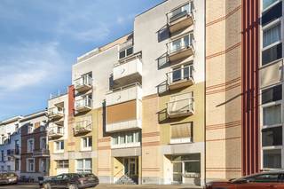 Deze appartementen (39 m²) liggen in de Smidsestraat, op wandelafstand van station Gent-Sint-Pieters en vlakbij de Kouter in Gent. Ook met de wagen zeer vlot bereikbaar via de r40.Hoewel deze appartementen volgens de basisakte 1 entiteit zijn, fungeren ze volledig autonoom. Elk appartement heeft zijn eigen keuken, badkamer en aparte slaapkamer. 6B: EPC B - 193 kWh6C: EPC B - 104 kWhPlug &amp; play investering. Beide appartementen zijn momenteel succesvol verhuurd en genereren samen een stabiele huuropbrengst van € 1.403 per maand (exclusief kosten).De gebruikte foto's werden met behulp van AI bewerkt (de kamers werden leeggehaald). Er werd geen rekening gehouden met technische specificaties, stedenbouwkundige voorschriften of de concrete mogelijkheden tot realisatie.Bestuursmaatregelen in het maatregelenregister: nee