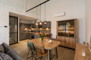 Dit prachtig, recent appartement is fantastisch gelegen, midden in het centrum van Stabroek. Winkels, scholen en het openbaar vervoer bevinden zich allemaal op wandelafstand. Het appartement is gelegen op de 2e verdieping en is vlot bereikbaar met de lift. Het beschikt bovendien over 5 zonnepanelen en kan profiteren van een bijzonder gunstig energielabel A. U komt binnen via de inkomhal, vanwaar u toegang heeft tot de verschillende ruimtes. In de woonkamer met open keuken valt heel wat daglicht binnen langs de grote ramen. Via het schuifraam heeft u rechtstreekst toegang tot het gezellige, overdekte terras. Een heerlijke plek om in alle rust van de buitenlucht te genieten! Verder beschikt het appartement over een praktische berging, een apart toilet, een badkamer met inloopdouche, wastafel met meubel, handdoekradiator en spiegelkast, en 2 volwaardige slaapkamers. Via het zolderluik in de hal heeft u toegang tot de praktische, ruime bergzolder op de 3e verdieping.Bij het appartement horen tenslotte nog een privatieve autostaanplaats nummer 78 en een privatieve berging, beide gelegen in de kelderverdieping. Zowel de autostaanplaats als de kelderberging zijn inbegrepen in de vraagprijs. Gem.kosten: €135/maand.