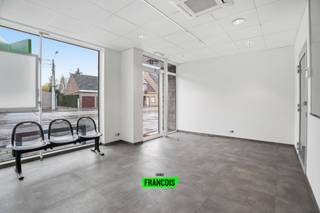 Op een centrale ligging in Oostvleteren, in de Kortekeer, bevindt zich dit degelijk en uitstekend onderhouden gebouw met tal van mogelijkheden...