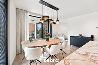 Dit recente en lichtrijke gelijkvloers appartement met autostaanplaats bevindt zich in residentie Maison Charbon, pal in het centrum van Pittem. Dankzij de centrale ligging bevinden diverse winkels, gezellige horecazaken, sportgelegenheden, scholen en het openbaar vervoer zich op wandel- en fietsafstand.<br /><br />De indeling van het appartement is als volgt: een lichtrijke woon- en eetkamer, een volledig geïnstalleerde keuken, een inkomhal met ingebouwde vestiairekast, een toilet, een praktische berging, 2 slaapkamers met elk hun eigen badkamer en een gezellig terras waar het heerlijk vertoeven is.<br /><br />Bijkomend beschikt het appartement over 2 privatieve bergingen, een gemeenschappelijke fietsenberging en een autostaanplaats die kan worden bijgekocht voor €24.000.<br /><br />Verder is het appartement voorzien van screens, een ventilatiesysteem type D, EPC-label A, zonnepanelen, centrale verwarming op aardgas en een gemeenschappelijke tuin<br /><br />Kortom, dit is het ideale appartement voor wie op zoek is naar een modern gelijkvloers appartement op een centrale ligging te Pittem!<br /><br /><strong>Ook wild geworden van deze thuis?<br />Twijfel dan niet langer en leg vandaag nog uw bezoek vast!</strong>