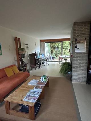 Deze ruime woning is gelegen in de nabijheid van het stadcentrum en op slechts 5 min van op- en afrit E40. Het stadspark, winkels en openbaar...
