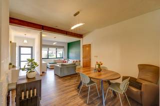 <p>Deze instapklare woning is gunstig gelegen in Mol-Donk, op fietsafstand van het centrum van Mol en met een vlotte verbinding naar omliggende gemeenten en gehuchten. Dankzij diverse recente renovatiewerken zoals de vernieuwing van de elektriciteit, nieuwe ramen en deuren en extra isolatie geniet de woning van extra comfort en energiezuinigheid met epc label C met score 211.</p><p><strong>Gelijkvloers</strong></p><p>Via de inkomhal betreden we de woning, die uitgeeft op een aangename open leefruimte van meer dan 33 m² waar zithoek en eetplaats mooi in elkaar overlopen. Aansluitend bevindt zich de volledig ingerichte keuken. Verschillende toestellen, waaronder de inbouwkoelkast en vaatwasser, werden recent vernieuwd. Vanuit de keuken is er toegang tot een kelder van ca. 9 m², ideaal als extra bergruimte. Verder is er op het gelijkvloers een badkamer met douche, wastafel en toilet. Daarnaast is er een praktische berging die perfect dienst kan doen als wasruimte of extra opslag. Vanuit de leefruimte heb je toegang tot de tuin, waar je kan genieten van een aangename buitenruimte.</p><p><strong>Verdiep 1</strong><br />Op de eerste verdieping bevinden zich drie slaapkamers van verschillende groottes, ideaal voor een gezin of om één van de kamers in te richten als bureau of hobbyruimte. De centrale nachthal zorgt voor een vlotte verbinding tussen alle ruimtes.</p><p><strong>Verdiep 2</strong><br />De tweede verdieping biedt een zeer ruime kamer van meer dan 25 m². Deze ruimte kan perfect dienen als master bedroom of als polyvalente ruimte.</p><p><strong>Buitenruimte</strong><br />Vooraan de woning zijn er twee autostaanplaatsen voorzien. Een extra troef is dat de achterzijde van het perceel ook bereikbaar is via de naastliggende straat, waar zich een bijkomende garage bevindt.</p><p>De volledig afgesloten tuin biedt tal van mogelijkheden om een gezellige buitenruimte te creëren, bovendien is er aan de keuken een overdekt terras.</p><p><strong>Kenmerken</strong><br />✅ Volledig instapklaar - elektriciteit conform<br />✅ 4 slaapkamers<br />✅ Vernieuwde keuken en badkamer<br />✅ EPC C - 211<br />✅ Tuin met aangename buitenruimte en extra garage</p><p>Deze woning in Mol biedt een praktische indeling en veel potentieel. Dankzij de vier slaapkamers, ruime leefruimte en de tuin is dit een interessante gezinswoning op een rustige en vlot bereikbare locatie.</p>