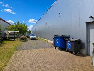 Polyvalent bedrijfsgebouw te koop, gelegen in de industriezone nabij Aalst. De grondoppervlakte bedraagt 2.941m². Het gebouw heeft een gelijkvloers oppervlakte van +/- 1.860m², toegankelijk via een dubbele deur achteraan het gebouw. Vervolgens is er een mezzanine aanwezig van +/- 360m² en een appartement op verdiep van 142m².<br /><br />Contacteer Structura.biz voor bijkomende vragen!