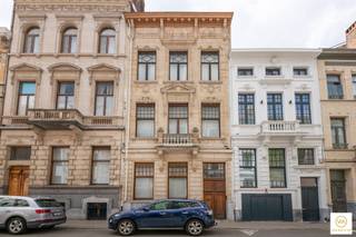 <p><span>Achter deze prachtige gevel nov architect J.De Weerdt schuilt zich een majestueuze &amp; instapklare herenwoning met alle mogelijke grandeur. Het sfeervol interieur in combinatie met de historische elementen en moderne technieken maakt van deze woning een juweeltje, uniek in zijn genre. Men betreedt de woning via een marmeren inkomhal die leidt naar de leefruimte ingedeeld met drie achtereenvolgende ruimtes en met aansluitende keuken op mozaïek vervolgd door een aansluitende aangename stadstuin met veel stilte en alle privacy achteraan. De hele ruimte met hoge plafonds, authentieke moulures, schouwmantels en schitterende originele parketten spreekt tot de verbeelding. Met zes ruime slaapkamers en twee stijlvol ontworpen badkamers biedt deze woning een zee van ruimte en comfort.  </span></p><p><span> </span></p><p><span>Met een bruikbare oppervlakte van 444m² op een perceel van 200m² zorgt deze woning voor een harmonieuze balans tussen binnen- en buitenleven. Op de hoogste verd. treffen we nog een super aangename lounge ruimte die dienst kan doen als hobby kamer of polyvalente ruimte. Volledig onderkelderd en 2 staanplaatsen (huur) over te nemen in de rechtstreekse omgeving. De voorgevel  biedt een statige indruk en past  perfect in het elegante straatbeeld van Antwerpen, en dit op een steenworp van het Stadspark. </span></p><p><span> </span></p><p><span>Dit unieke pand combineert karakter en een ideale locatie in een zeer interessante omgeving op wandelafstand van het bruisend stadsleven. Instapklaar!</span></p><p><span> </span></p><p><span>Extra's:</span></p><p><span> </span></p><p><span>* aanwezigheid van zonnepanelen</span></p><p><span>* conforme elektriciteitsattest</span></p><p><span>* roofing en dak werden vernieuwd</span></p><p><span>* toestellen in de keuken dateren van 2024</span></p><p><span>* centrale verwarmingsinstallatie op gas vh merk Vaillant </span></p><p><span>* 2 parkeerplaatsen te huur in de omgeving</span></p>
