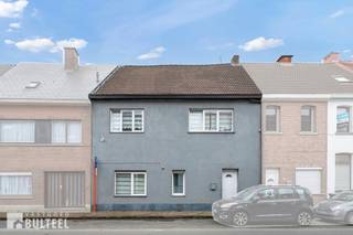 Op wandelafstand van het centrum kan u samen met ons deze grote woning met een bewoonbare oppervlakte van liefst 275m2 ontdekken. Dankzij de...