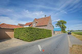 BESCHIKBAAR VANAF 1/11!<br /><br />Deze zeer rustig en landelijk gelegen woning biedt een zicht op de velden. De grootste troeven zijn de garage en de leuke en compacte tuin. <br />De woning werd steeds goed verzorgd en biedt een ideale uitvalsbasis voor wie op zoek is naar rust en privacy. <br />Er zijn 2 slaapkamers en bovendien voldoet de woning aan de huidige normen (dakisolatie en dubbele beglazing, EPC-label D).<br />Daarnaast wordt de woning verwarmd via centrale verwarming (condenserende ketel). <br /><br />Interesse?<br />Contacteer Brecht!
