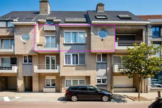 Bent u op zoek naar een instapklaar appartement op een centrale ligging? Dan is dit éénslaapkamerappartement zeker een bezoek waard. <br />Dankzij de praktische indeling, centrale ligging en het beperkte onderhoud is dit appartement niet alleen ideaal voor eigen bewoning, maar ook een interessante investering met het oog op verhuur.<br /><br />Het appartement bevindt zich op een gunstige locatie, op wandelafstand van winkels, supermarkten, horecazaken en openbaar vervoer. <br />Ook scholen, recreatiemogelijkheden en het kanaal Brussel-Schelde bevinden zich in de nabije omgeving. Dankzij de vlotte verbinding met de A12 en de E19 geniet u bovendien van een uitstekende bereikbaarheid richting Antwerpen, Brussel en Mechelen.<br /><br />Via de inkomhal bereikt u enerzijds de badkamer en de ruime slaapkamer, die is uitgerust met airconditioning voor een aangenaam binnenklimaat. Anderzijds geeft de inkomhal toegang tot de lichtrijke leefruimte, eveneens voorzien van airconditioning. De aangrenzende keuken beschikt over de nodige toestellen en biedt alle comfort voor dagelijks gebruik. Daarnaast is er een praktische berging met aansluitingen voor een wasmachine en droogkast, wat zorgt voor extra opbergruimte en gebruiksgemak.<br /><br />Extra troef: Mogelijkheid tot aankoop van een garage voor € 20.000<br /><br />Bent u op zoek naar een comfortabel appartement of een interessante investering met een mooi verhuurpotentieel? Neem dan gerust contact met ons op voor meer informatie of een bezoek ter plaatse.