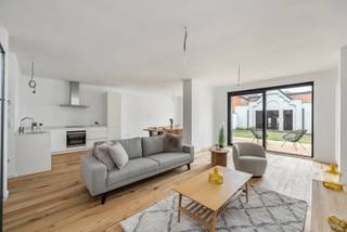 Gerenoveerd appartement met bijgebouw (praktijk-gym-buro...)...