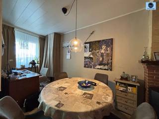 <p><span>LEUKE STADSSWONING MET 3 KAMERS</span></p><p><span>Richtprijs 185.000 euro</span></p><p><span> </span></p><p><span>Deze woning is ideaal gelegen nabij het stadscentrum van Geraardsbergen, kortbij scholen, winkels en openbaar vervoer.</span></p><p><span>Beneden is er de living met open geïnstalleerde keuken, berging en de badkamer voorzien van douche, lavabo en toilet. </span></p><p><span>Boven zijn er 2 kamers. </span></p><p><span>Tevens beschikt de woning over 2 aparte zolders, wat de mogelijkheid biedt tot een extra kamer. </span></p><p><span>Achteraan is er een erfdienstbaarheid, recht van doorgang. </span></p><p><span> </span></p><p><span>TROEVEN:</span></p><p><span>- elektriciteit conform AREI</span></p><p><span>- nieuwe ramen </span></p><p><span>- EPC-label D --> geen renovatieplicht</span></p><p><span> </span></p><p><span>Voor meer info of bezoek bel Dylan op 0489/54.69.99 of mail naar <span>Dylan@svena.be</span></span></p><p><span> </span></p><p><span>Stedenbouwkundig uittreksel/inlichtingen in aanvraag! </span></p><p><span>Deze gegevens zijn louter informatief en wij kunnen niet aansprakelijk gesteld worden voor eventuele onjuistheden. </span></p><p><span>De bewoonbare oppervlakte is slechts indicatief.</span></p><p><span> </span></p>