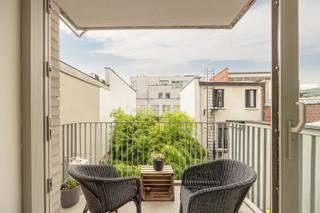 <p>Op absolute toplocatie op het Eilandje bevindt zich dit uitzonderlijk loft- appartement in een karaktervol brutalistisch gebouw. Dit appartement is een uitgelezen kans voor wie zoekt naar een instapklare woning in een levendige omgeving, met alle voorzieningen van de bruisende stad Antwerpen binnen handbereik. Het uitzonderlijk zicht geeft geeft een dagelijks gevoel van rust en ruimte.<br /><br /><strong>Indeling: </strong><br />Het appartement is zowel op energetisch vlak als op bouwtechnisch vlak doordacht gebouwd en biedt flexibele mogelijkheden qua indeling.<br />De open indeling wordt gekenmerkt door een lichte woonkamer die naadloos overgaat in de volledige geïnstalleerde keuken en samen genieten van een prachtig zicht op het water. Het zichtbare betonnen plafond geeft het interieur een architecturale uitstraling. De slaapkamer biedt een serene ruimte om tot rust te komen met aansluitend een gezellig terras welke visueel bij de leefruimte betrokken wordt door het betegeld gangpad. Op het terras geniet je van de namiddag en avondzon. De moderne badkamer bestaat uit een ligbad, douche en aansluiting voor de wasmachine en droogkast. <br /><br /><strong>Bijzonderheden:</strong></p>
<ul>
<li>Energielabel A -Zeer goed geïsoleerd. </li>
<li>Massieve inkomdeur met driepunts slotbeveiliging.</li>
<li>Hoge afwerkingsgraad, waaronder massief parketvloer.</li>
</ul>